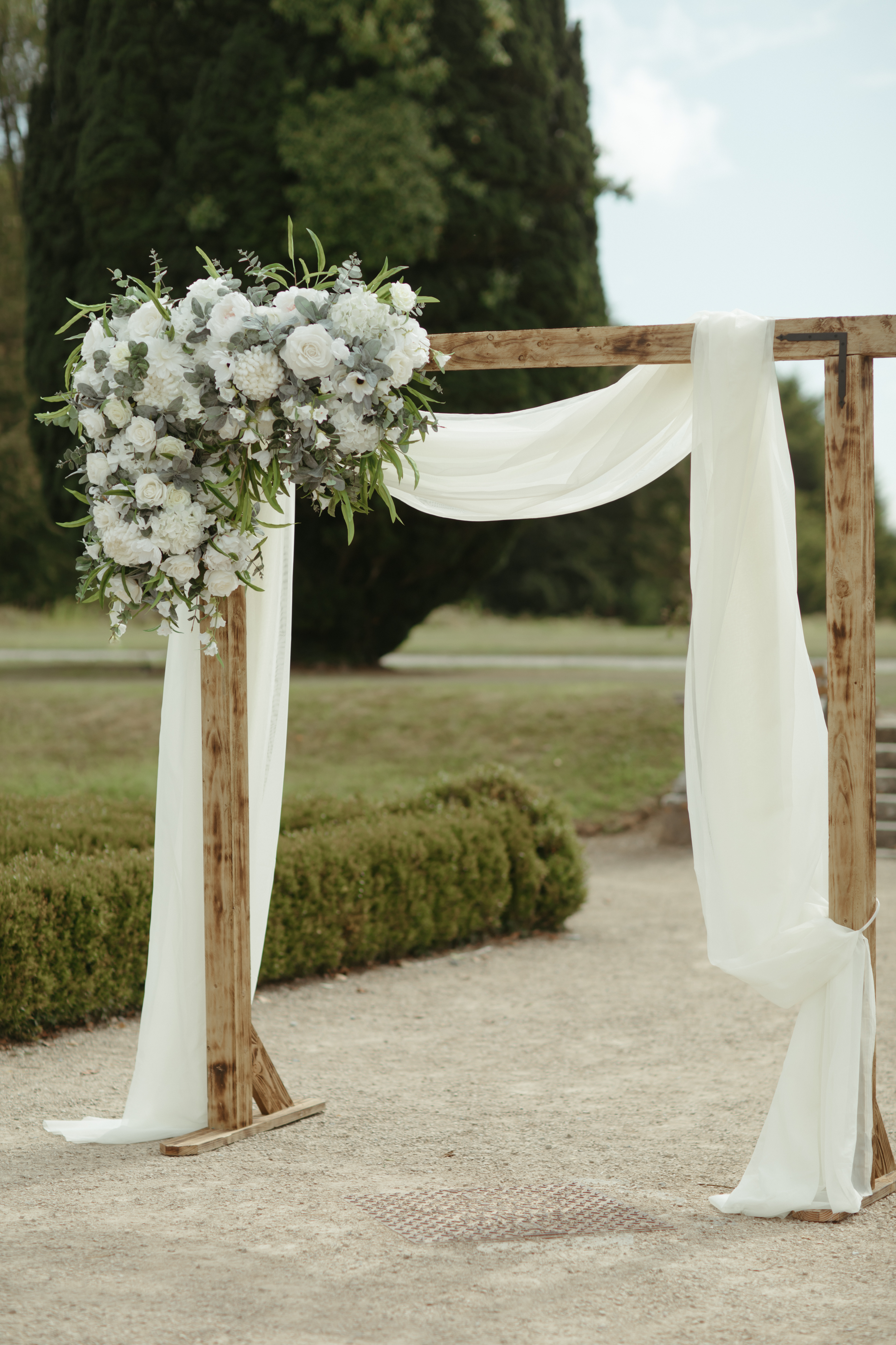 Stunning wedding arch with elegant floral arrangement